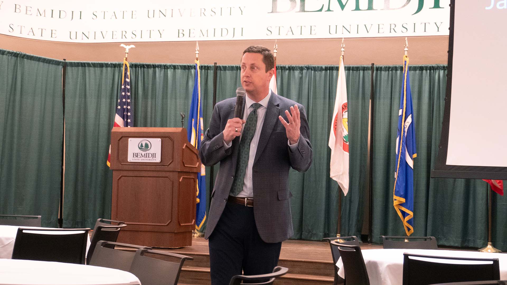 A stock image of BSU President 约翰·l·霍夫曼 speaking in front of a podium in BSU's Beaux Arts Ballroom